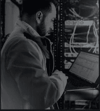 imagem de técnico configurando a rede